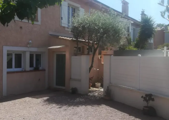 Sur le quai de port fréjus