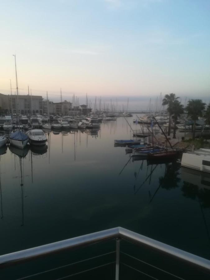 Sur Le Quai De Port *
