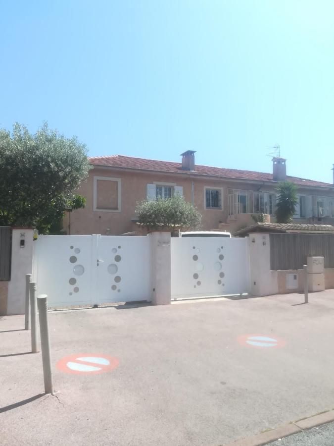 Sur Le Quai De Port Apartment