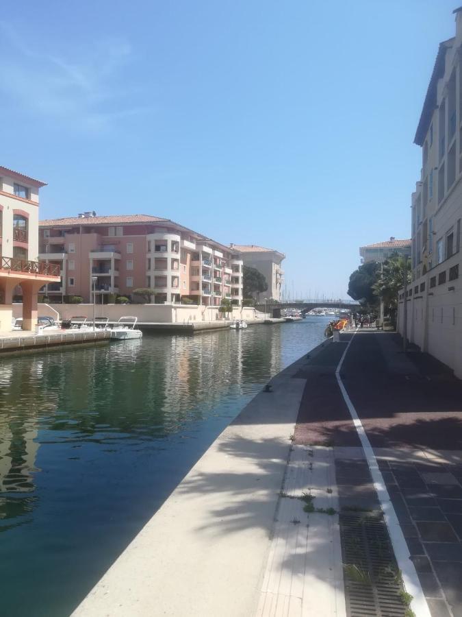Sur Le Quai De Port *