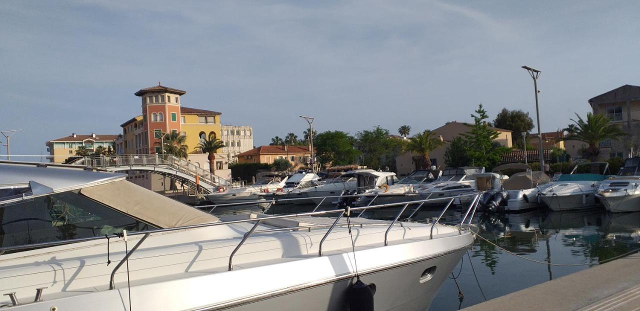 Sur Le Quai De Port * Frejus
